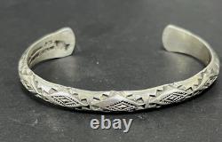 Bracelet de manchette en argent sterling fait main par Alvin Toadacheene, de style navajo vintage