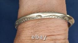 Bracelet jonc en argent sterling signé Alvin Toadacheene, artiste navajo vintage