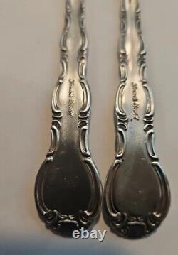 Lot de 4 fourchettes et couteaux en argent sterling Alvin de style français à motif de volutes anciennes, 221 grammes.
